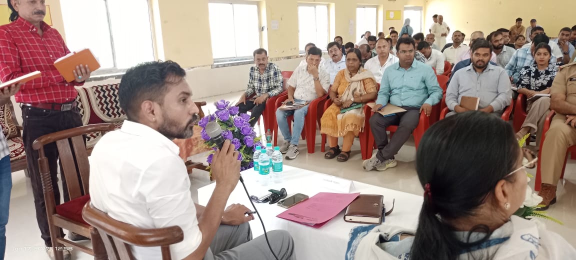 यमकेश्वर में बैठक लेते जिलाधिकारी यमकेश्वर में बैठक लेते जिलाधिकारी