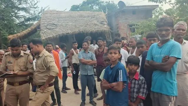 घटना स्थल पर जांच करती पुलिस घटना स्थल पर जांच करती पुलिस