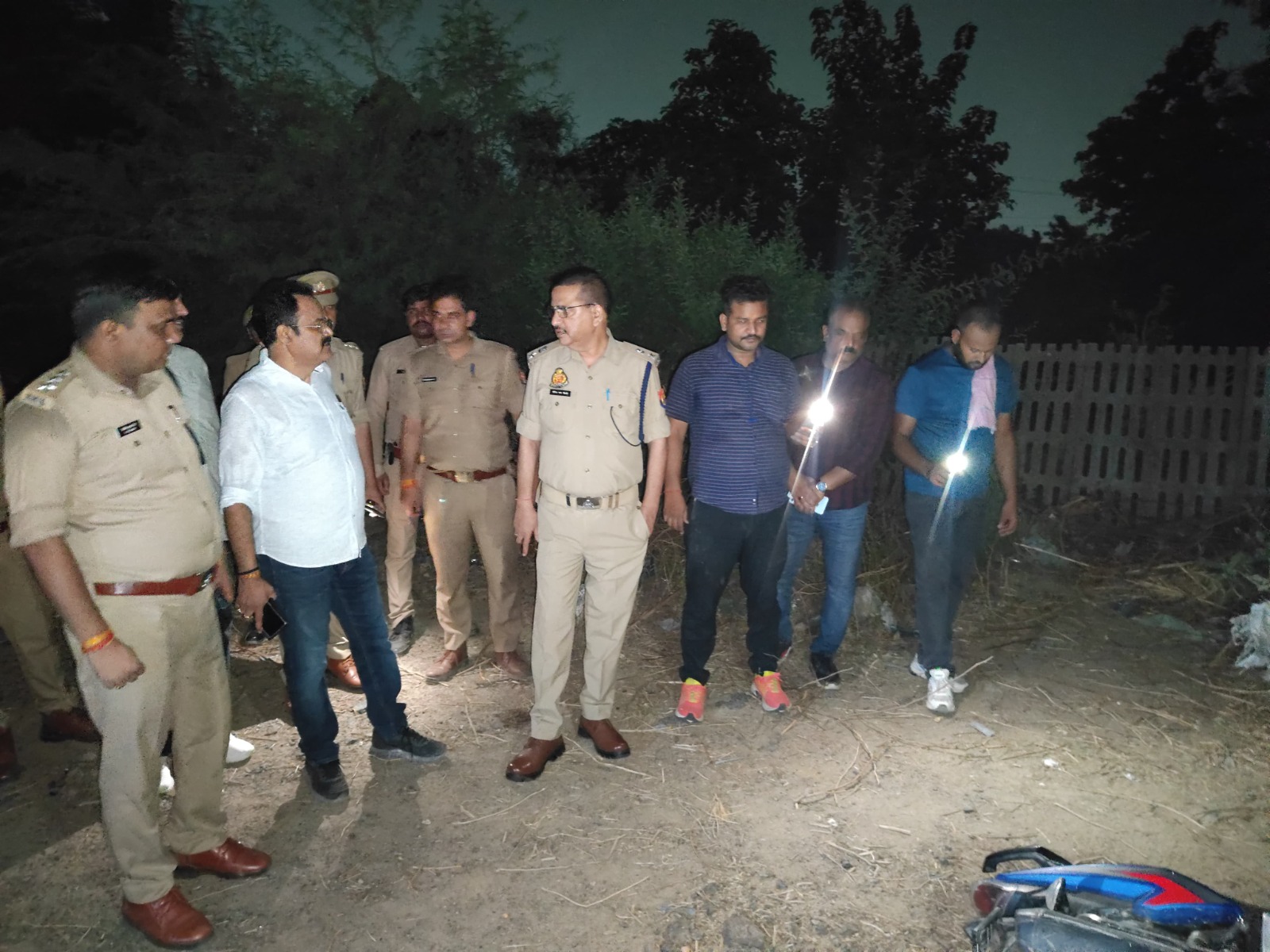 घटनास्थल पर मौजूद पुलिस उपायुक्त दक्षिण दीपेंद्र नाथ चौधरी व अन्य घटनास्थल पर मौजूद पुलिस उपायुक्त दक्षिण दीपेंद्र नाथ चौधरी व अन्य