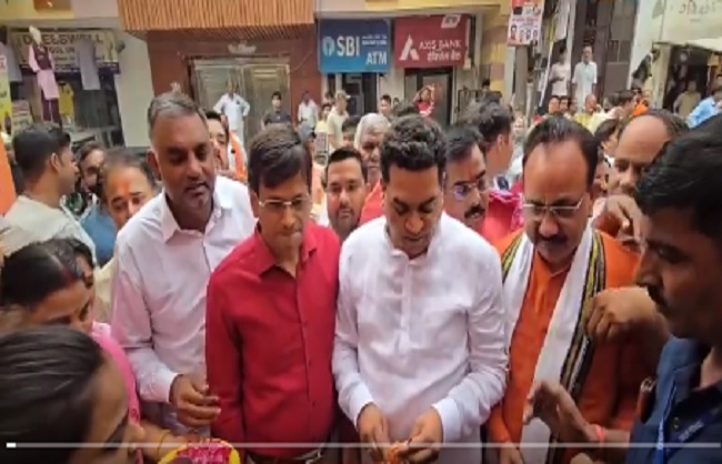 विकास मंत्री कपिल मिश्रा आयुष्मान आरोग्य मंदिर का उद्घाटन करते हुए विकास मंत्री कपिल मिश्रा आयुष्मान आरोग्य मंदिर का उद्घाटन करते हुए