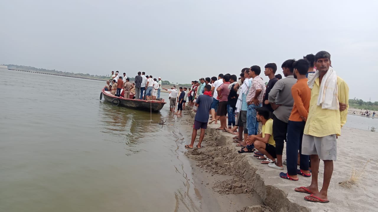 नरायनपुर के स्नान करने के दौरान लापता हुए दो युवकों को पता करते गोताखोर व मौके पर जूटी भीड़ नरायनपुर के स्नान करने के दौरान लापता हुए दो युवकों को पता करते गोताखोर व मौके पर जूटी भीड़