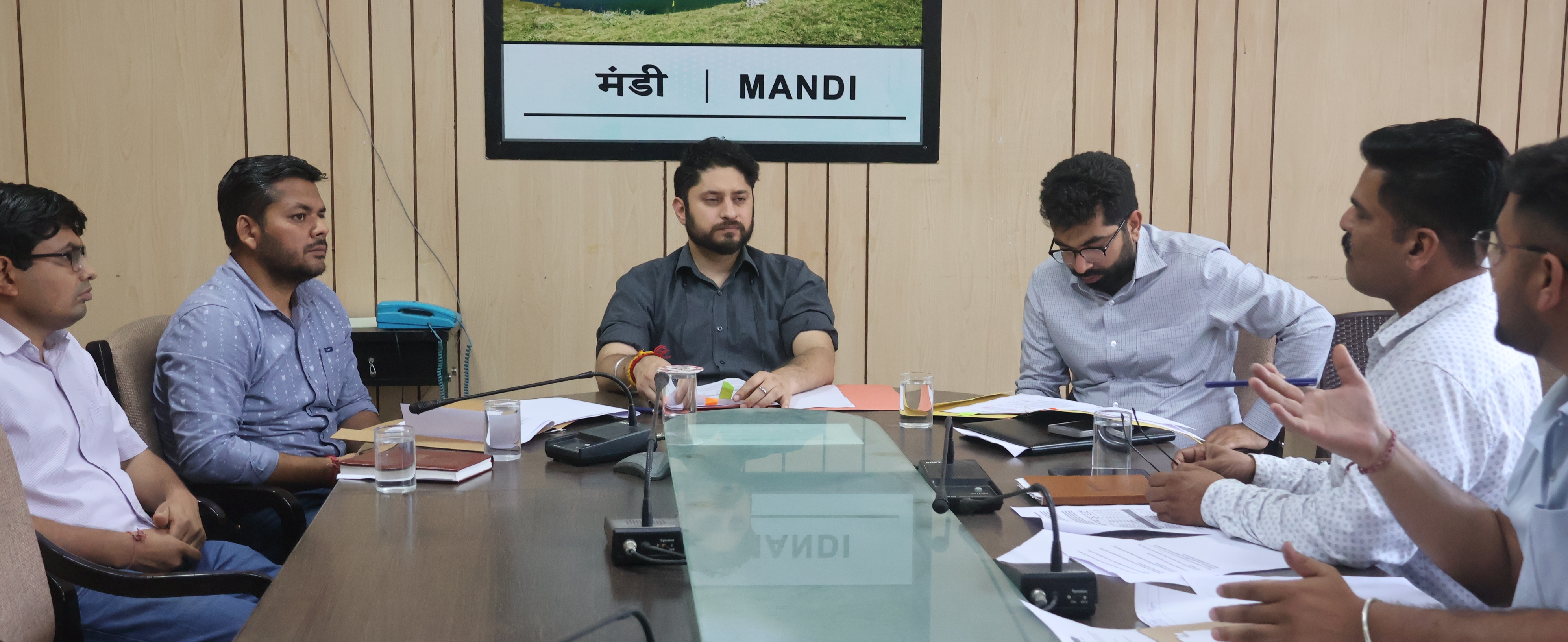 बैठक की अध्यक्षता करते हुए उपायुक्त अपूर्व देवगन।