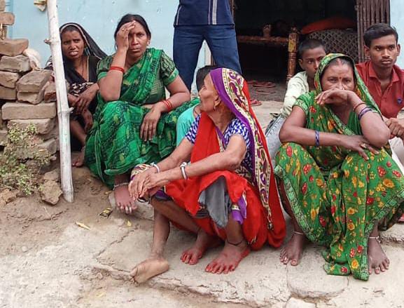 रोते बिलखते परिजन रोते बिलखते परिजन