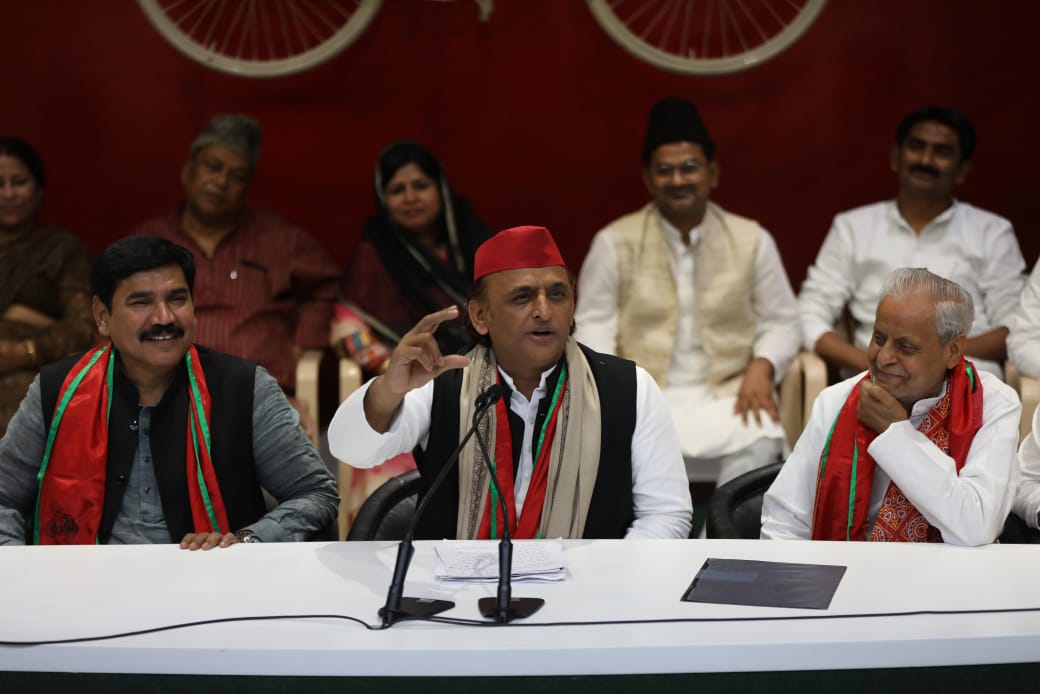 सपा अध्यक्ष अखिलेश यादव पत्रकारों को संबोधित करते