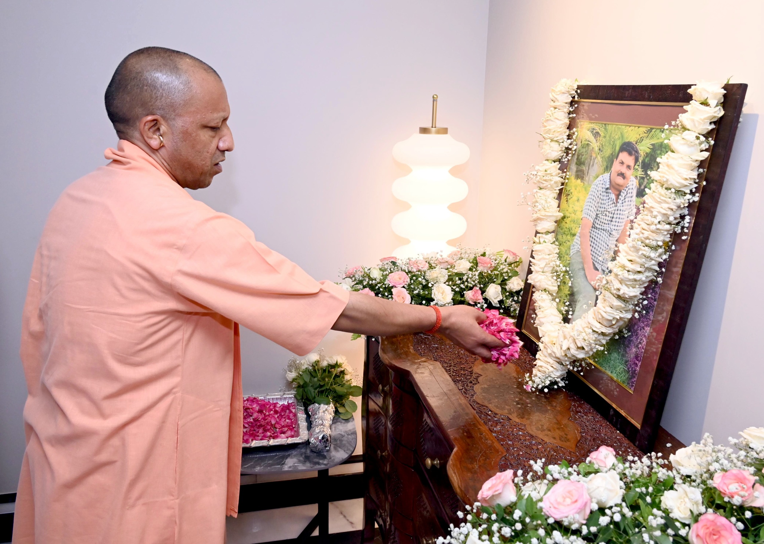 दिवंगत महानगर अध्यक्ष देवेश श्रीवास्तव के घर जाकर श्रद्धांजलि दी मुख्यमंत्री ने* दिवंगत महानगर अध्यक्ष देवेश श्रीवास्तव के घर जाकर श्रद्धांजलि दी मुख्यमंत्री ने*