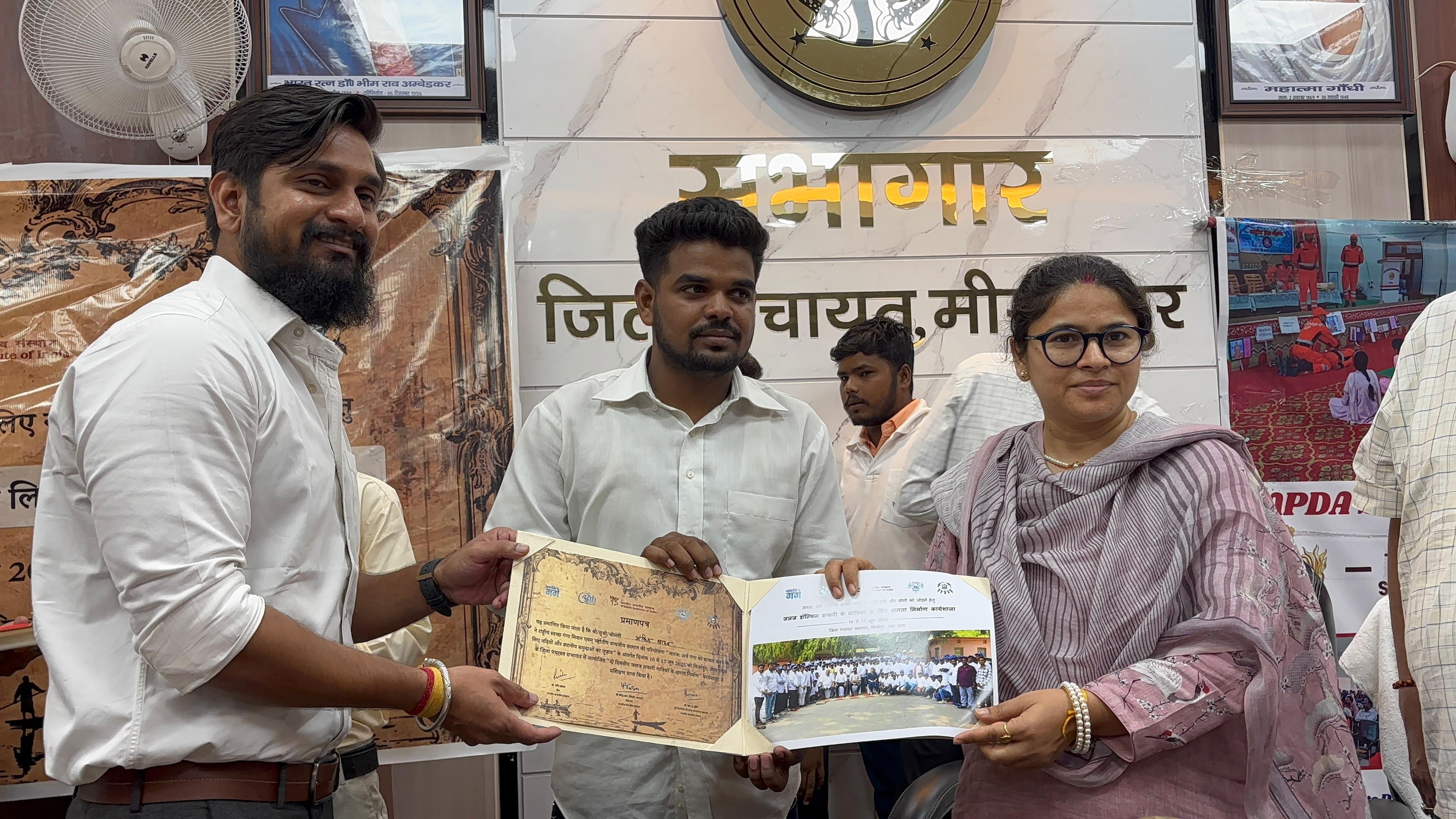 प्रतिभागियों को प्रमाण पत्र वितरित करती जिलाधिकारी प्रियंका निरंजन प्रतिभागियों को प्रमाण पत्र वितरित करती जिलाधिकारी प्रियंका निरंजन
