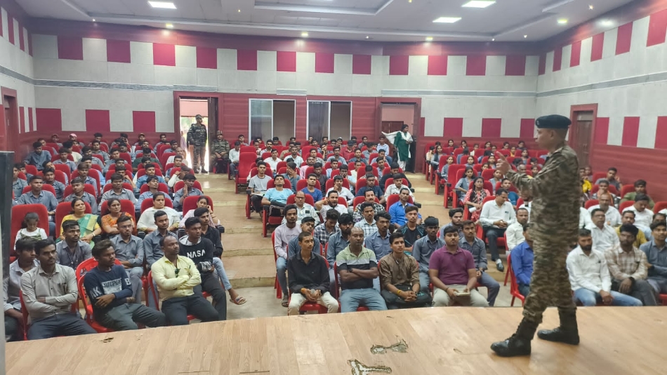 अग्निवीर भर्ती लिखित परीक्षा में शामिल होने वाले अभ्यर्थियों को मार्गदर्शन देते हुए सूबेदार मेजर रूबेश कुमार।