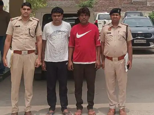 पुलिस ने शराब लेकर यूपी जा रहे दो तस्करों को मौके पर ही गिरफ्तार कर लिया। पुलिस ने शराब लेकर यूपी जा रहे दो तस्करों को मौके पर ही गिरफ्तार कर लिया।