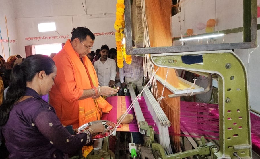 साड़ी उत्पादन केंद्र का शुभारंभ करते नगर विधायक रत्नाकर मिश्रा साड़ी उत्पादन केंद्र का शुभारंभ करते नगर विधायक रत्नाकर मिश्रा