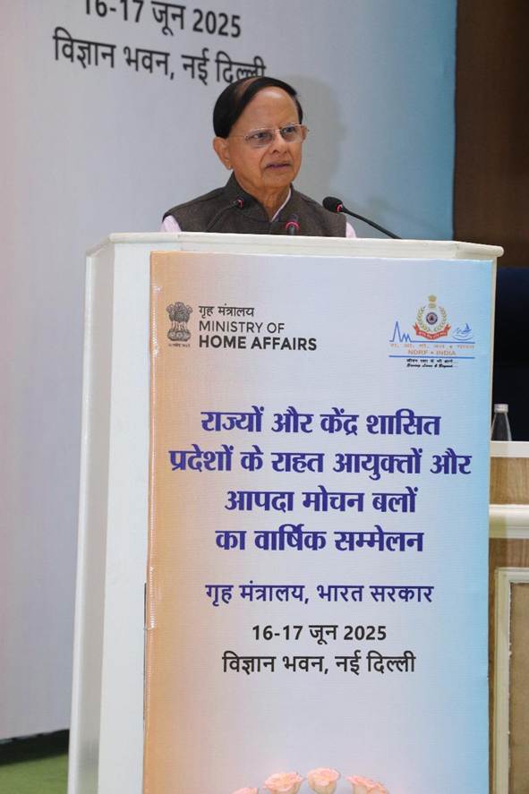प्रधानमंत्री के प्रधान सचिव पी के मिश्रा सम्मेलन को संबोधित करते हुए प्रधानमंत्री के प्रधान सचिव पी के मिश्रा सम्मेलन को संबोधित करते हुए