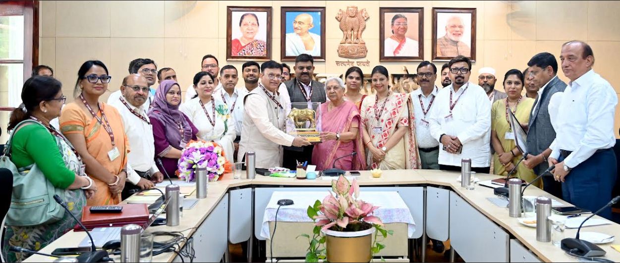 राज्यपाल से मिलती भाषा विश्वविद्यालय की नैक टीम राज्यपाल से मिलती भाषा विश्वविद्यालय की नैक टीम