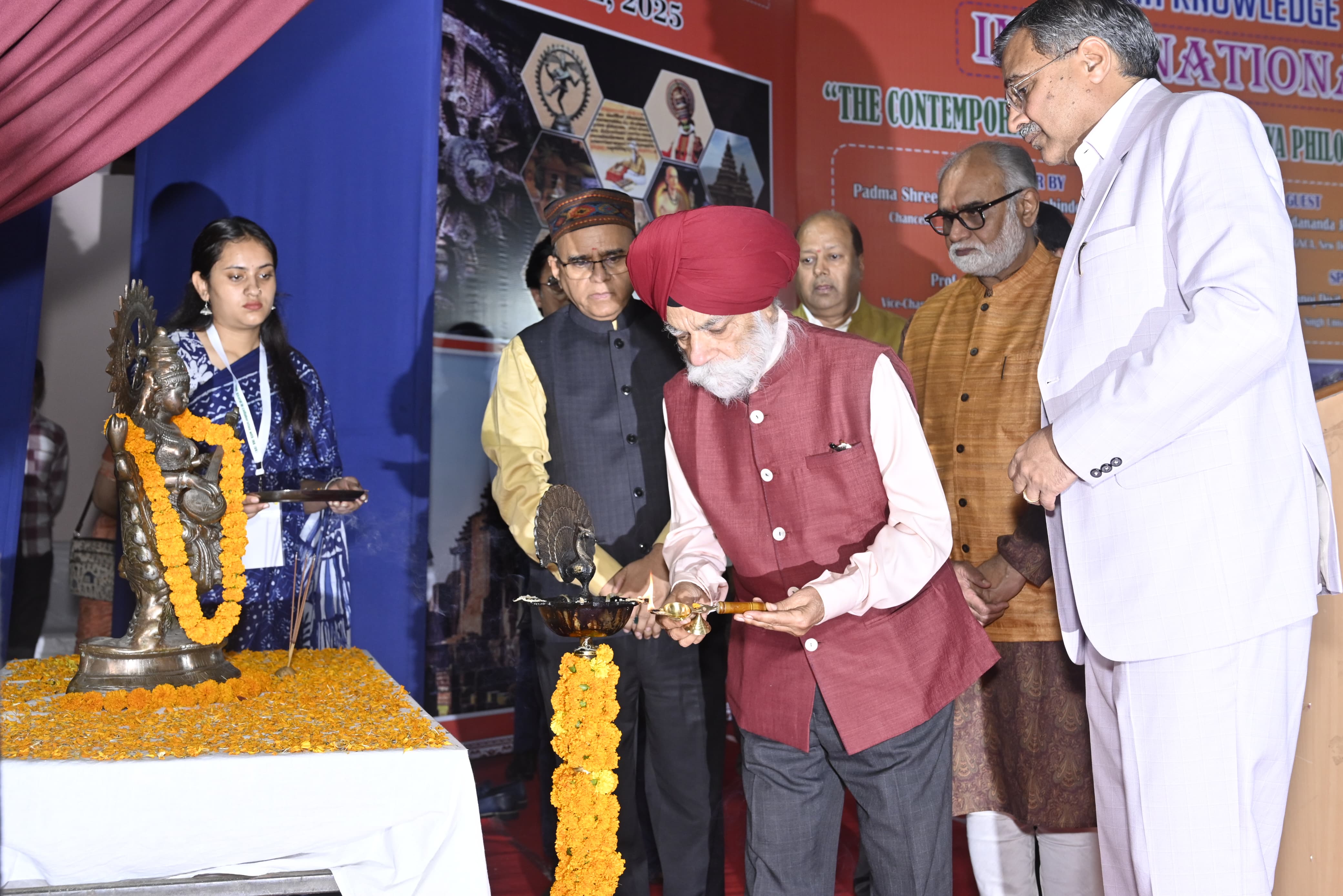 संगोष्ठी का कुलाधिपति उद्धघाटन करते हुए। संगोष्ठी का कुलाधिपति उद्धघाटन करते हुए।