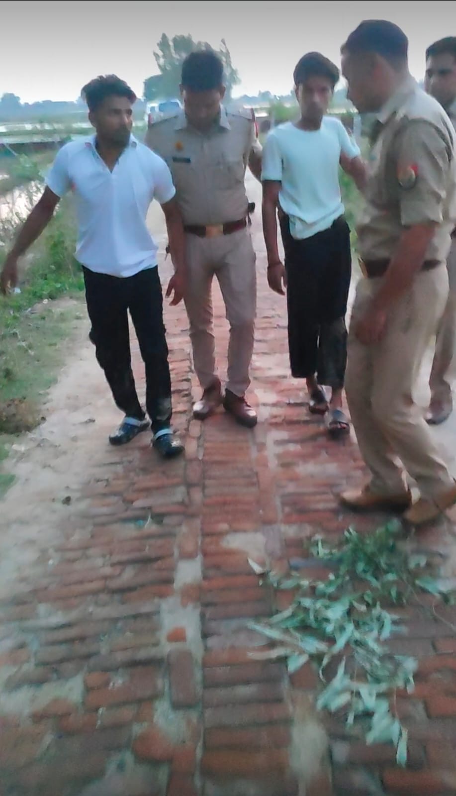 पुलिस मुठभेड़ में तीन शातिर लुटेरे गिरफ्तार पुलिस मुठभेड़ में तीन शातिर लुटेरे गिरफ्तार