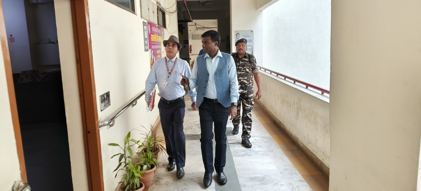औचक निरिक्षण के क्रम में डीसी और अन्य औचक निरिक्षण के क्रम में डीसी और अन्य