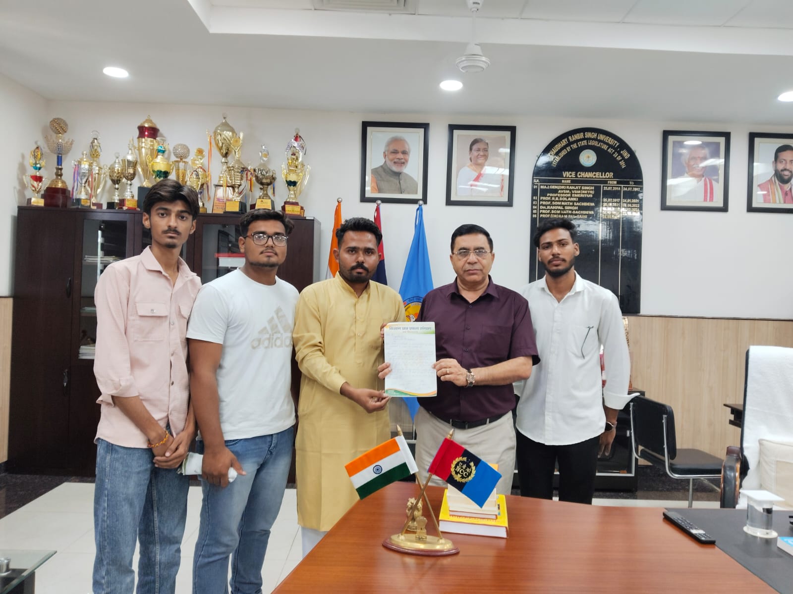 वीसी को मांगों को लेकर ज्ञापन सौंपते हुए। वीसी को मांगों को लेकर ज्ञापन सौंपते हुए।