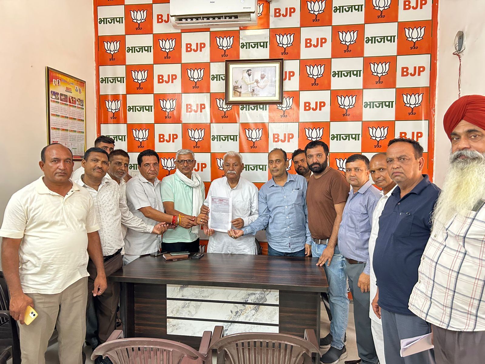 विधायक घनश्याम दास अरोड़ा को सौंपा मांग पत्र विधायक घनश्याम दास अरोड़ा को सौंपा मांग पत्र