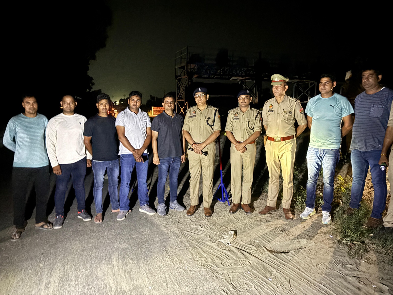 मौजूद पुलिस टीम मौजूद पुलिस टीम