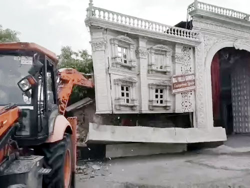 कांग्रेस सरकार में मंत्री रहे महेंद्र प्रताप के फार्म हाउस को तोड़ती जेसीबी।