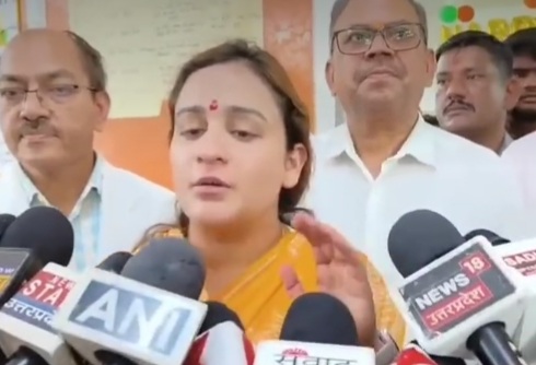 मीडिया से वार्ता करती अपर्णा यादव मीडिया से वार्ता करती अपर्णा यादव