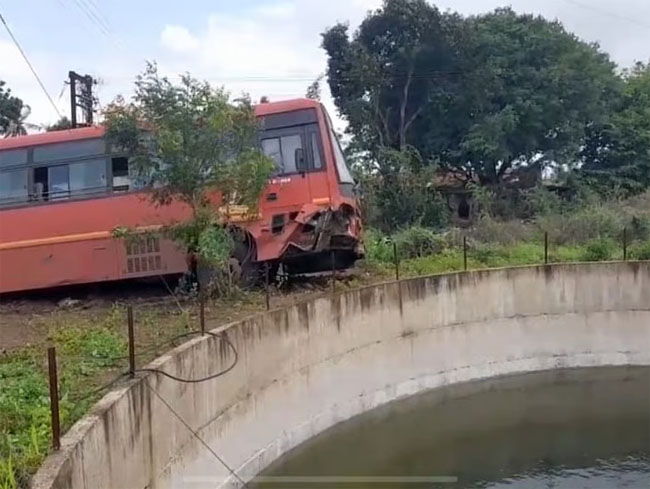 फोटो: एसटी बस कुएं में गिरने से बची फोटो: एसटी बस कुएं में गिरने से बची