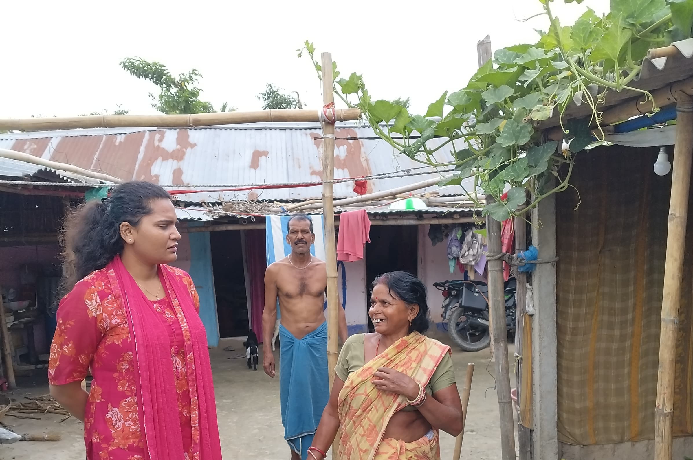 सुश्री डेजी रानी निरीक्षण करते हुए सुश्री डेजी रानी निरीक्षण करते हुए