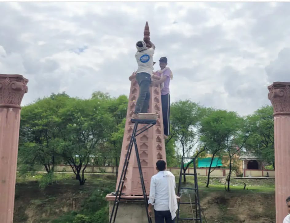 गंगा मंदिर परिसर में स्थापित किया दीपस्तंभ गंगा मंदिर परिसर में स्थापित किया दीपस्तंभ