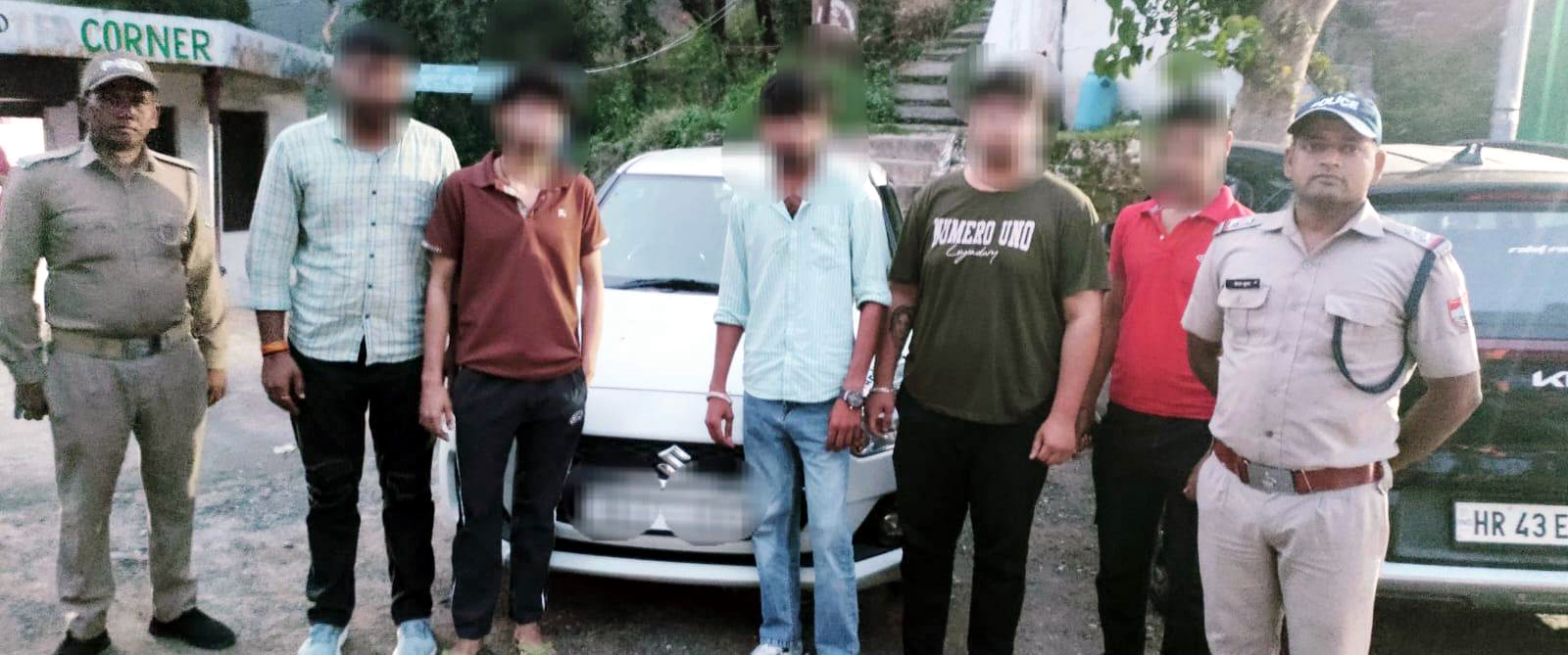 पुलिस की गिरफ्त में कार चालक एवं सवार तथा सीज की गयी कार। पुलिस की गिरफ्त में कार चालक एवं सवार तथा सीज की गयी कार।