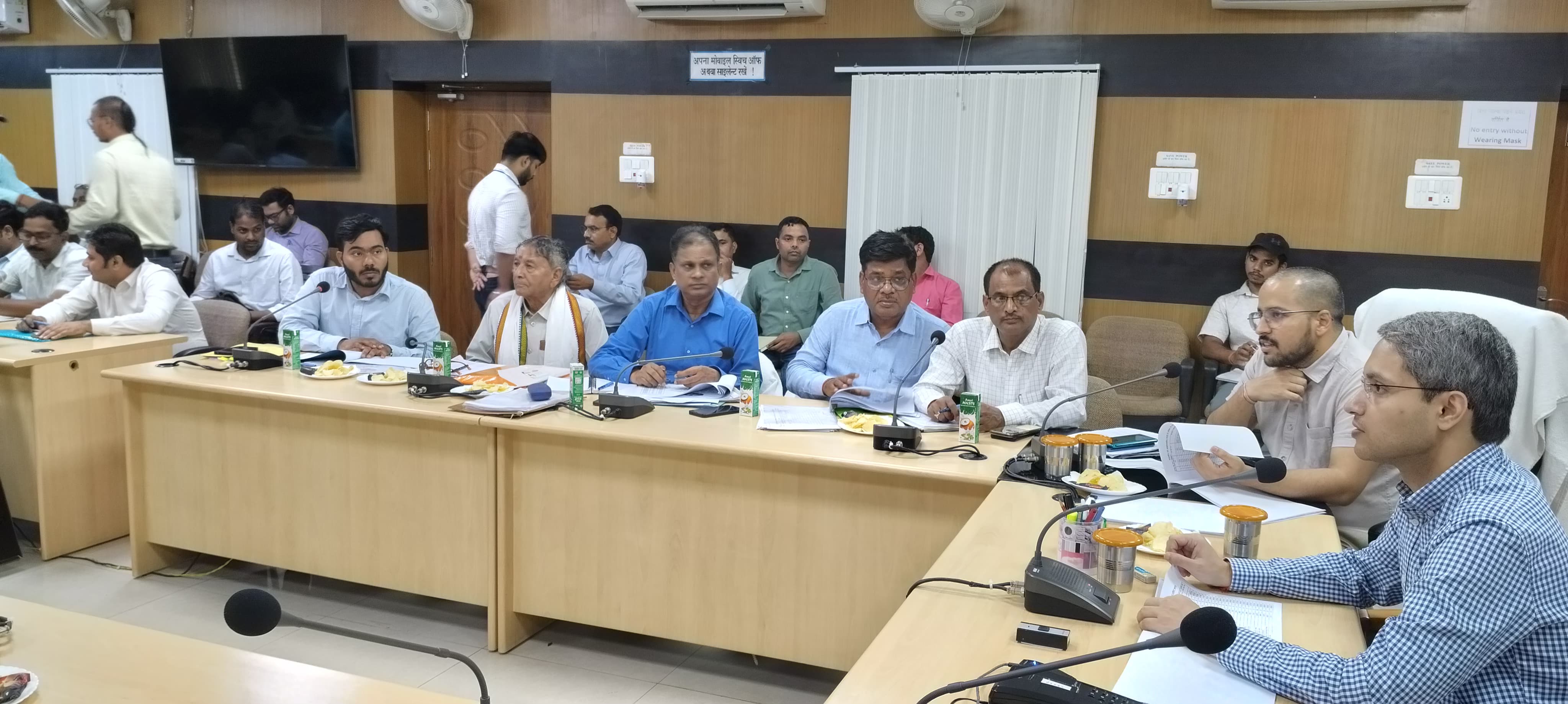 जय संचयन के लिए जिला स्तरीय बैठक की अध्यक्षता करते जिलाधिकारी रविन्द्र सिंह