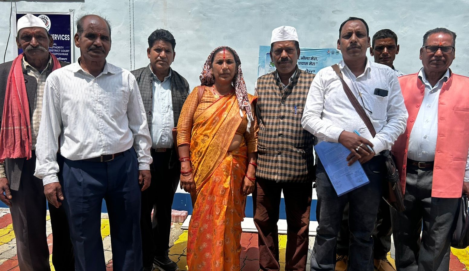 गोपेश्वर में जिलाधिकारी से जल जीवन मिशन की शिकायत लेकर पहुंचे ग्रामीण। गोपेश्वर में जिलाधिकारी से जल जीवन मिशन की शिकायत लेकर पहुंचे ग्रामीण।