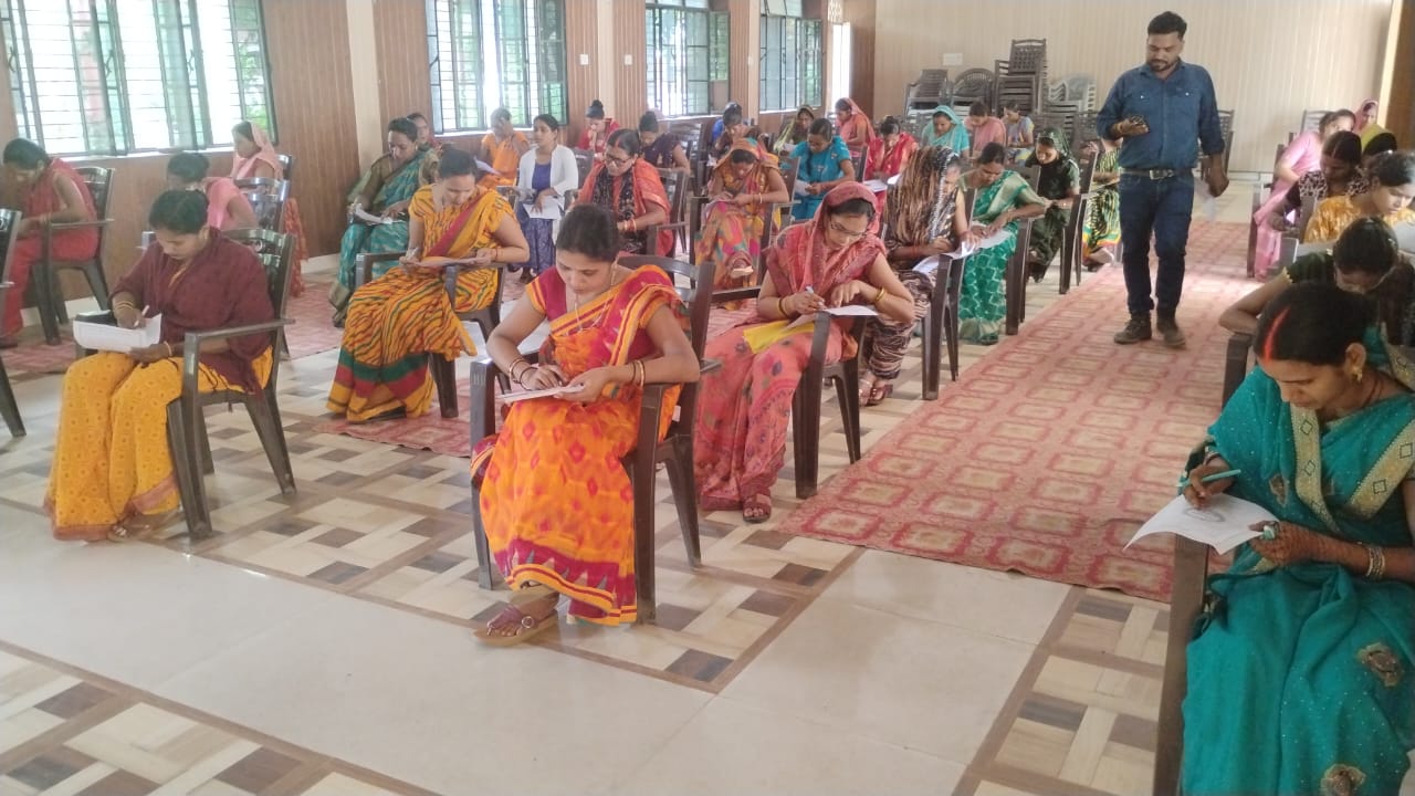 जमालपुर ब्लाक सभागार में परीक्षा में प्रतिभाग करती महिलाएं जमालपुर ब्लाक सभागार में परीक्षा में प्रतिभाग करती महिलाएं