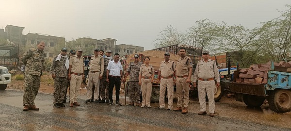 पुलिस ने चम्बल नदी में 9 लाख रूपये की अवैध रेत को मिट्टी में मिलाया पुलिस ने चम्बल नदी में 9 लाख रूपये की अवैध रेत को मिट्टी में मिलाया