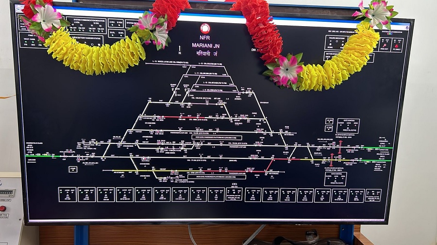 असमः पूसीरे ने मरियानी स्टेशन पर चालू किये गये आधुनिक इलेक्ट्रॉनिक इंटरलॉकिंग सिस्टम का डेसबोर्ड असमः पूसीरे ने मरियानी स्टेशन पर चालू किये गये आधुनिक इलेक्ट्रॉनिक इंटरलॉकिंग सिस्टम का डेसबोर्ड