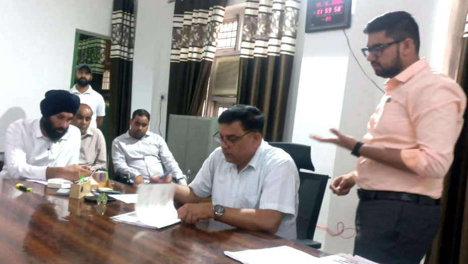 नामांकन पत्रों की जांच करते रिटर्निंग अधिकारी राजेंद्र कुमार। नामांकन पत्रों की जांच करते रिटर्निंग अधिकारी राजेंद्र कुमार।