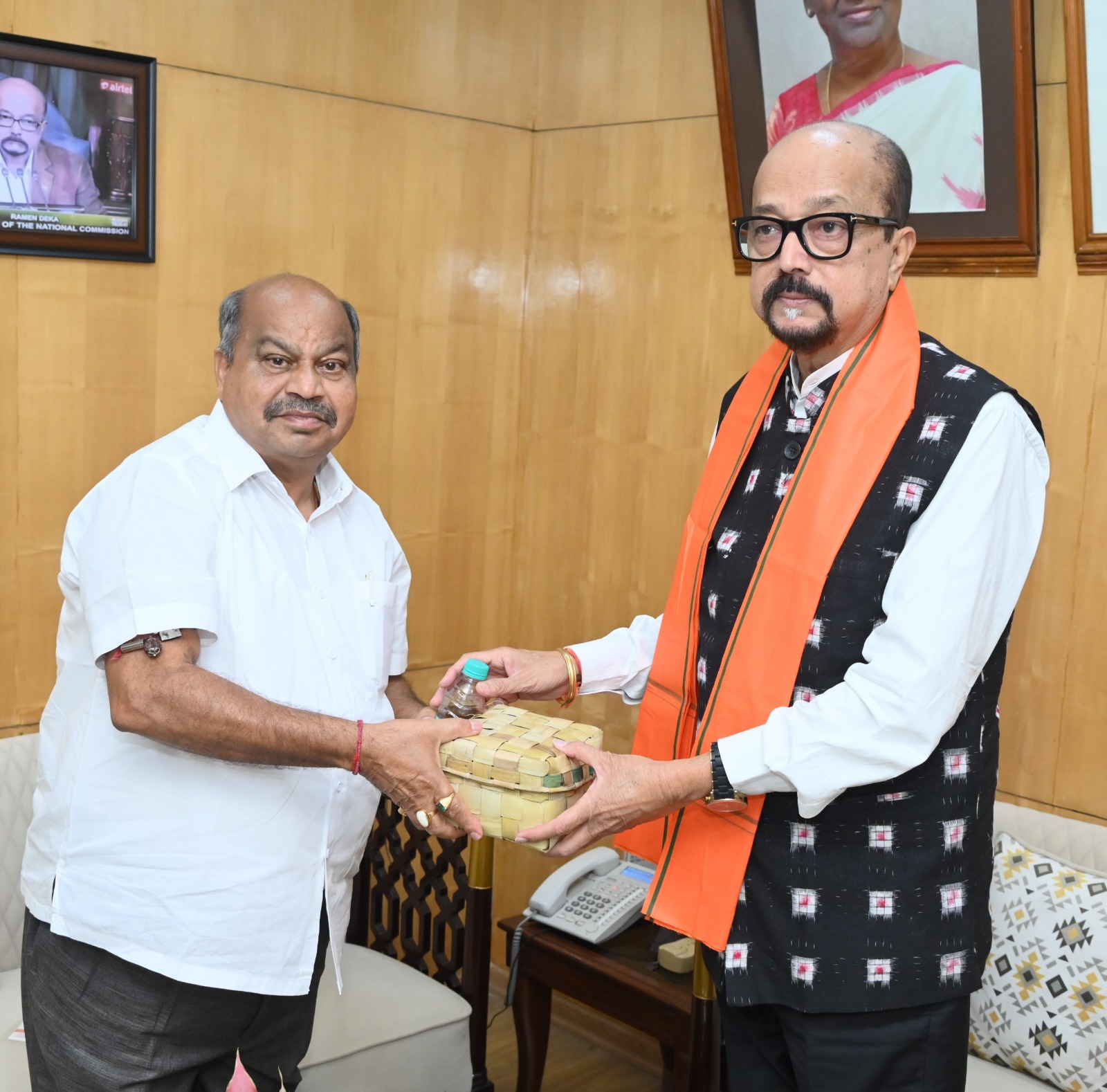 राज्यपाल रमेन डेका से राजभवन में रायपुर उत्तर के विधायक पुरंदर मिश्रा भेंट करते हुए