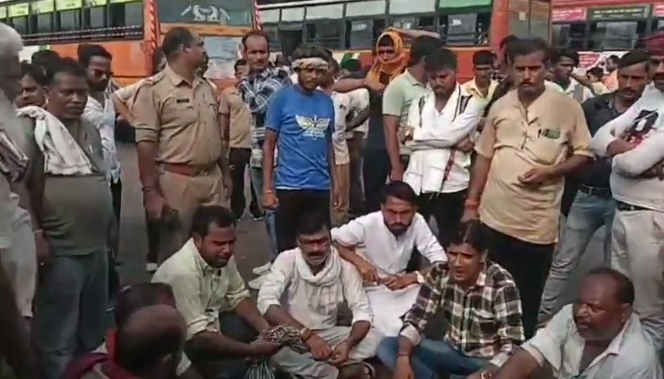 कैसरबाग डिपो के बाहर बस चालकों, परिचालकों का धरना कैसरबाग डिपो के बाहर बस चालकों, परिचालकों का धरना