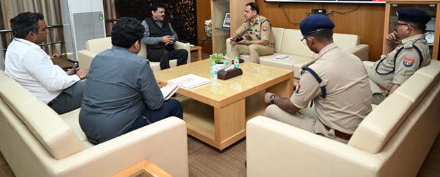 यूपी पुलिस और भारतीय रिजर्व बैंक की बैठक में अधिकारीगण