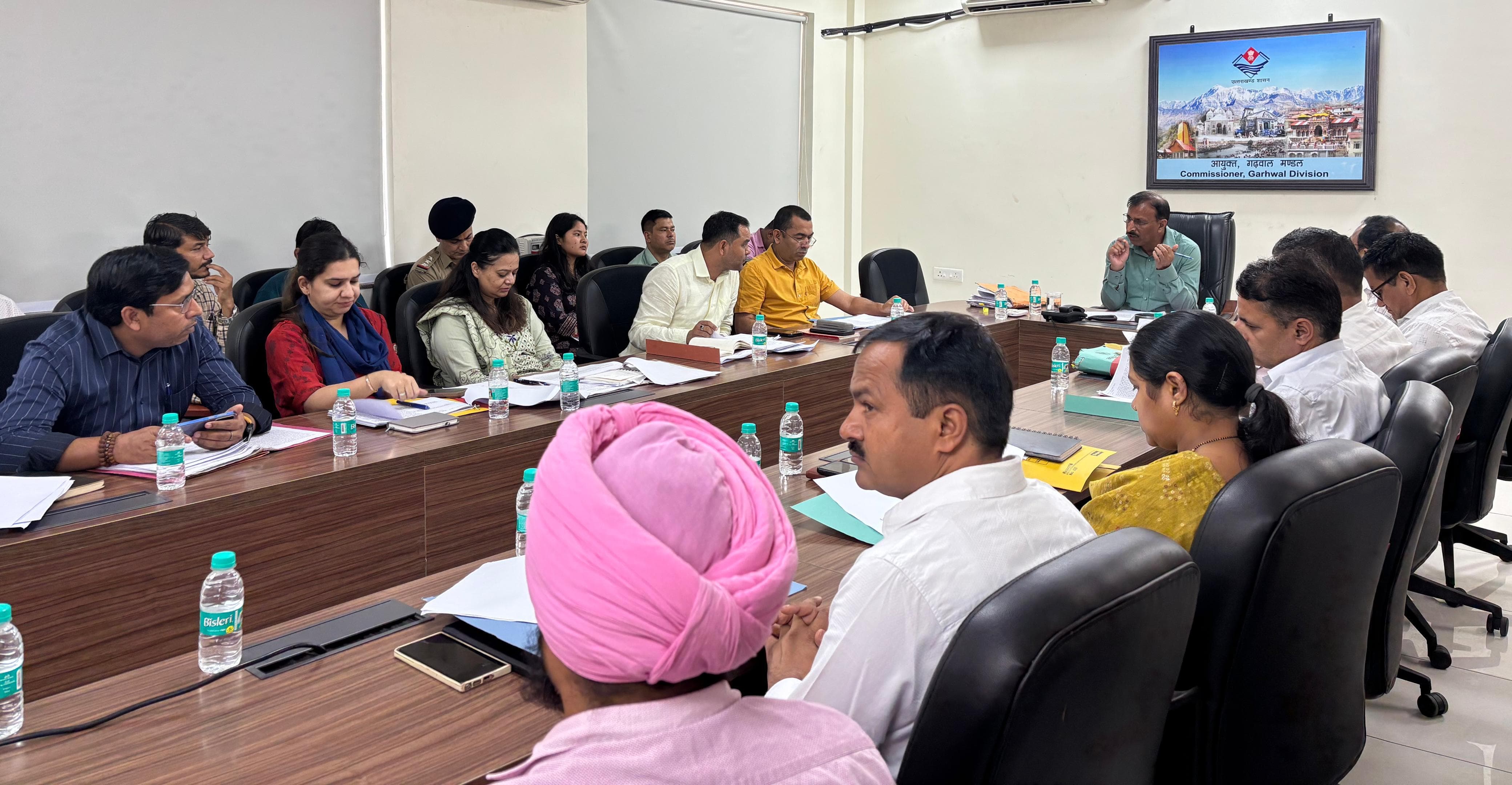 अधिकारियों के चर्चा करते अपर आयुक्त गढ़वाल मंडल। अधिकारियों के चर्चा करते अपर आयुक्त गढ़वाल मंडल।
