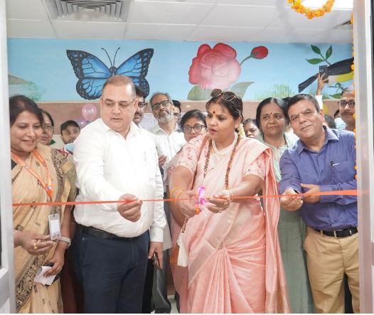 पोषण पुनर्वास केन्द्र का शुभारम्भ करते प्रो.सी.एम.सिंह पोषण पुनर्वास केन्द्र का शुभारम्भ करते प्रो.सी.एम.सिंह