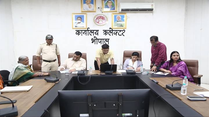 भोपालः जनसुनवाई में अधिकारियों ने सुनी आवेदकों की समस्याएं