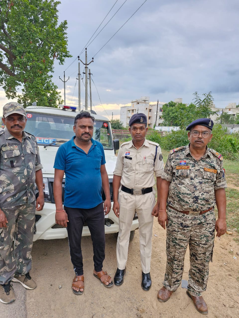 पुलिस गिरफ्त में आरोपित।