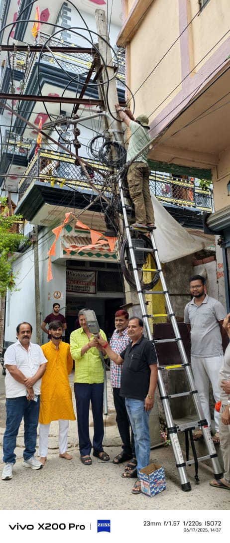 लाइट लगते समाजसेवी लाइट लगते समाजसेवी