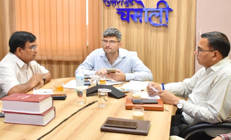 गोपेश्वर मे ंबीएसएनएल टावरों की समीक्षा करते हुए डीएम संदीप तिवारी।