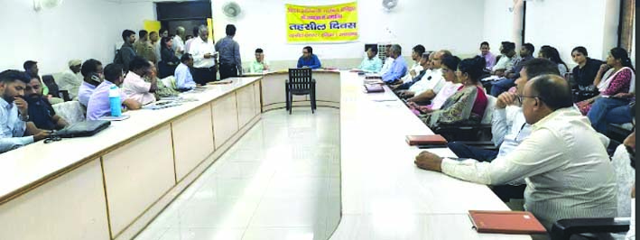 बैठक लेते एसडीएम बैठक लेते एसडीएम