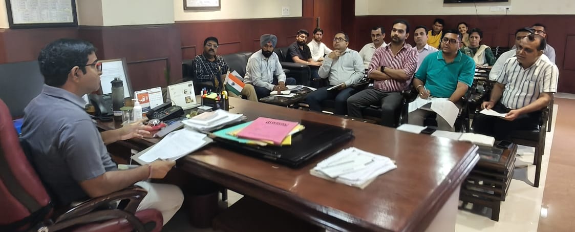 बैठक करते हुए। बैठक करते हुए।