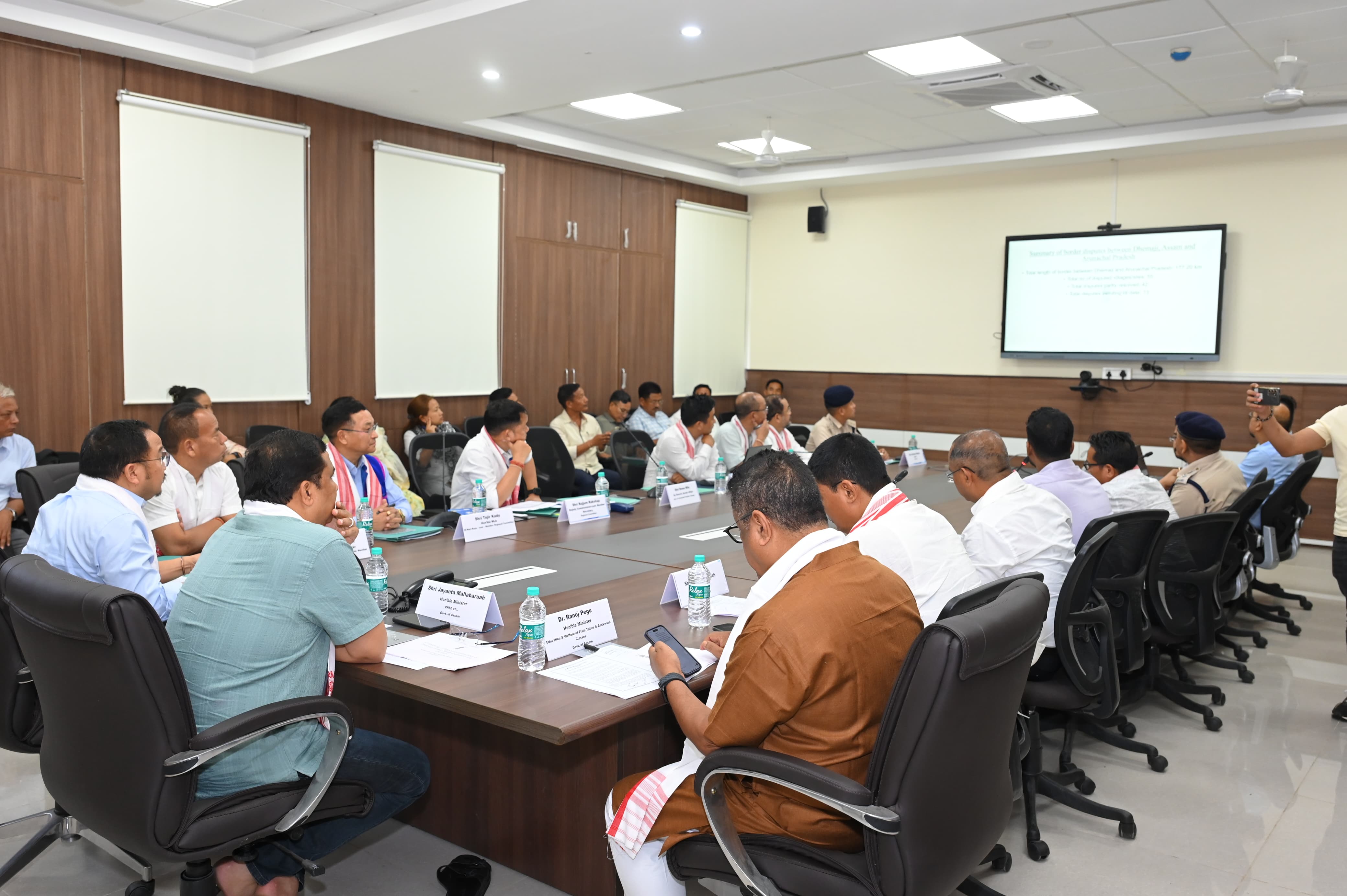 असम-अरुणाचल सीमा विवाद सुलझाने के लिए आयोजित क्षेत्रीय समिति बैठक की तस्वीर। असम-अरुणाचल सीमा विवाद सुलझाने के लिए आयोजित क्षेत्रीय समिति बैठक की तस्वीर।