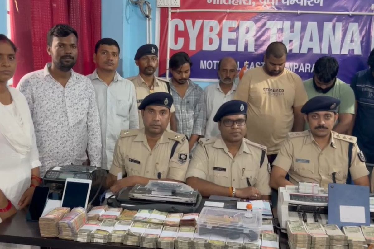 पुलिस गिरफ्त में साइबर फ्राॅड गिरोह के सदस्य पुलिस गिरफ्त में साइबर फ्राॅड गिरोह के सदस्य