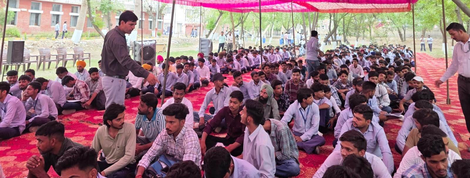 रोजगार मेले में भाग लेने आए युवा। रोजगार मेले में भाग लेने आए युवा।