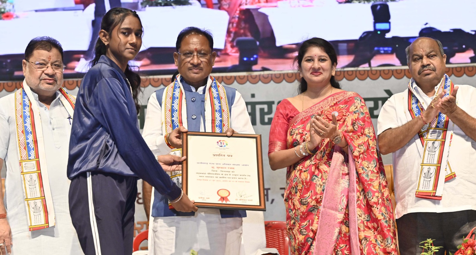 आंगनबाड़ी कार्यकर्ता और छात्राएं हुईं सम्मानित आंगनबाड़ी कार्यकर्ता और छात्राएं हुईं सम्मानित