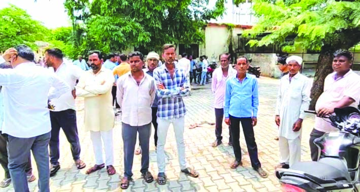 घटनास्थल पर लगी भीड़ घटनास्थल पर लगी भीड़