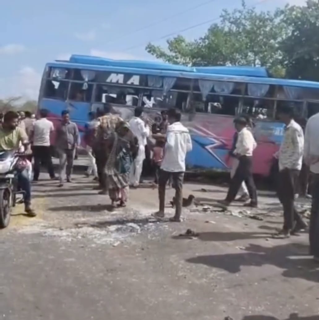 अनियंत्रित होकर पलटी, 25 घायल 5 की हालत गंभीर अनियंत्रित होकर पलटी, 25 घायल 5 की हालत गंभीर